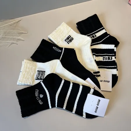 スーパーコピー ミュウミュウ 靴下
