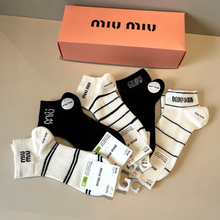 スーパーコピー ミュウミュウ 靴下