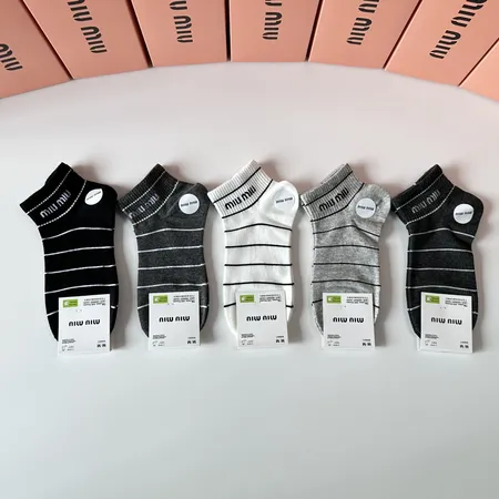 スーパーコピー ミュウミュウ 靴下