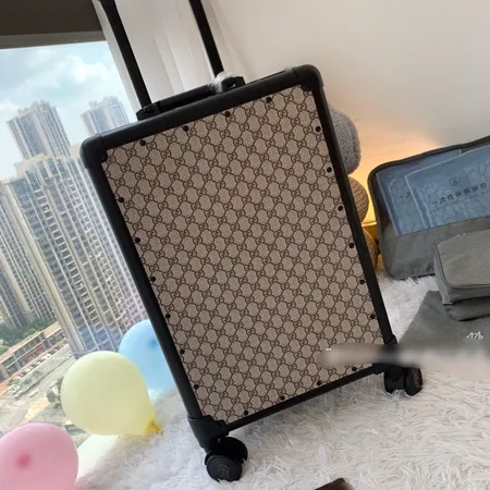 スーパーコピー フェンディ スーツケース