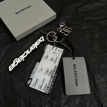 スーパーコピー バレンシアガ キーホルダー