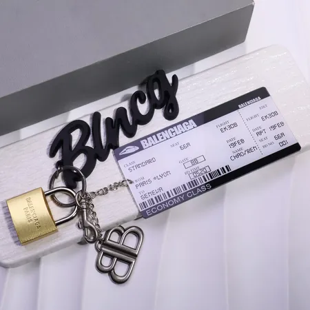 スーパーコピー バレンシアガ キーホルダー