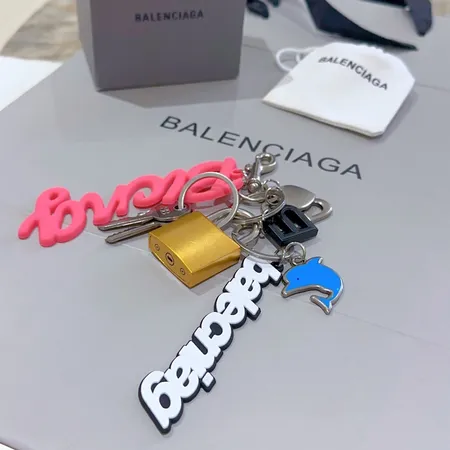 スーパーコピー バレンシアガ キーホルダー