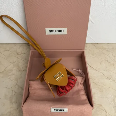 スーパーコピー ミュウミュウ キーホルダー