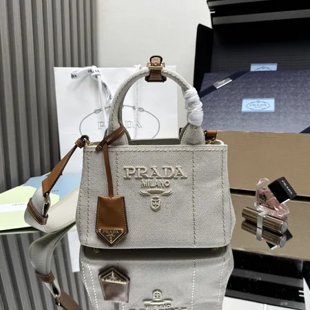 スーパーコピー プラダ キーホルダー