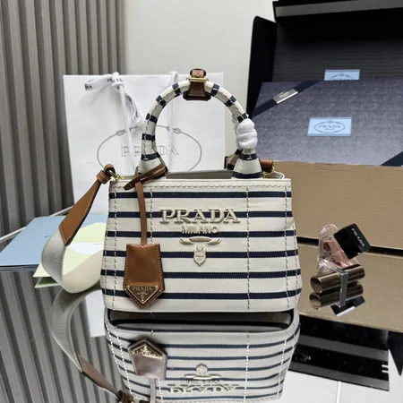 スーパーコピー プラダ キーホルダー