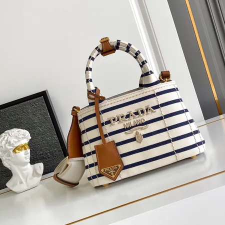 スーパーコピー バレンシアガ キーホルダー