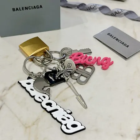 スーパーコピー バレンシアガ キーホルダー