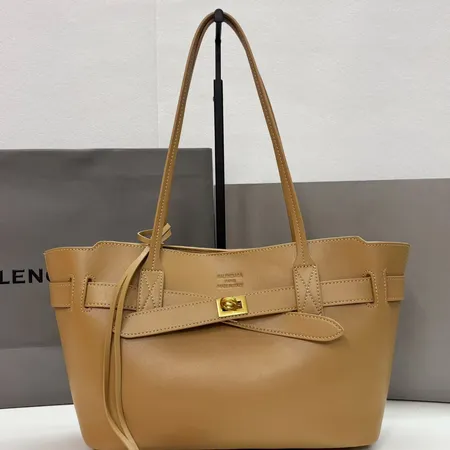 スーパーコピー バレンシアガ キーホルダー