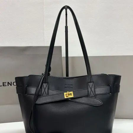 スーパーコピー バレンシアガ キーホルダー