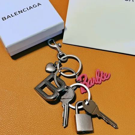 スーパーコピー バレンシアガ キーホルダー