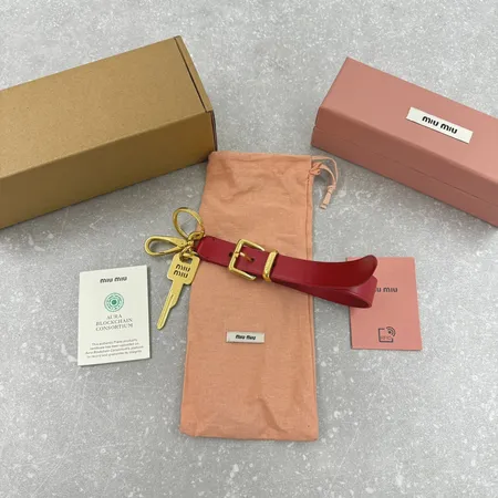 スーパーコピー ミュウミュウ キーホルダー