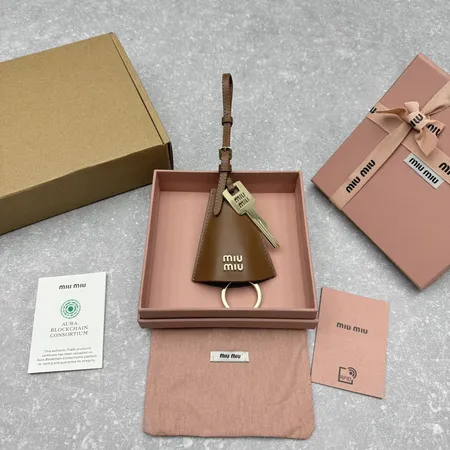  スーパーコピー ミュウミュウ キーホルダー