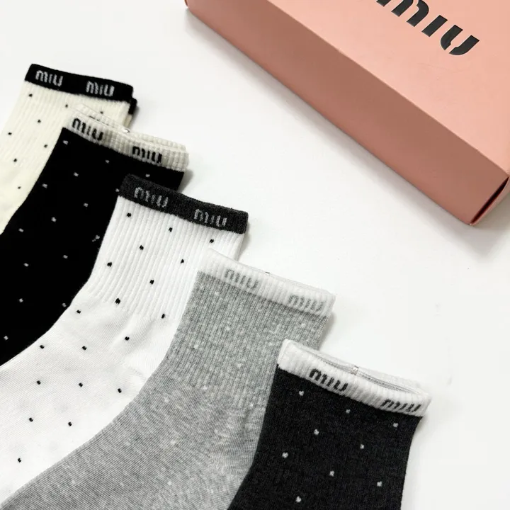 スーパーコピー ミュウミュウ 靴下