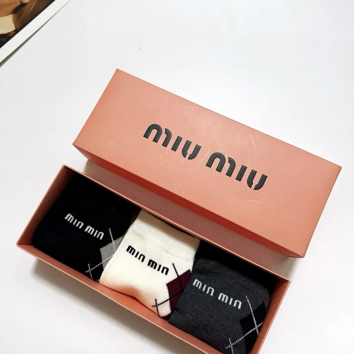 スーパーコピー ミュウミュウ 靴下