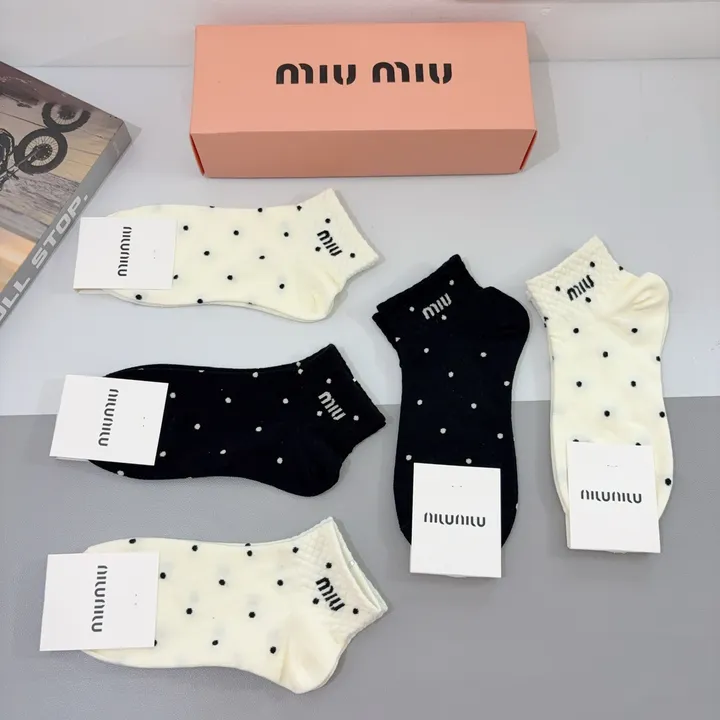 スーパーコピー ミュウミュウ 靴下