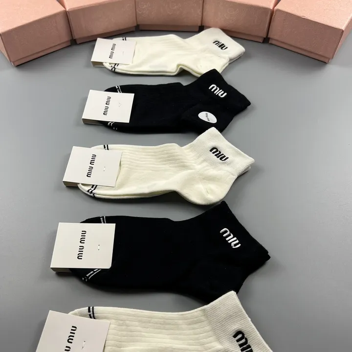 スーパーコピー ミュウミュウ 靴下