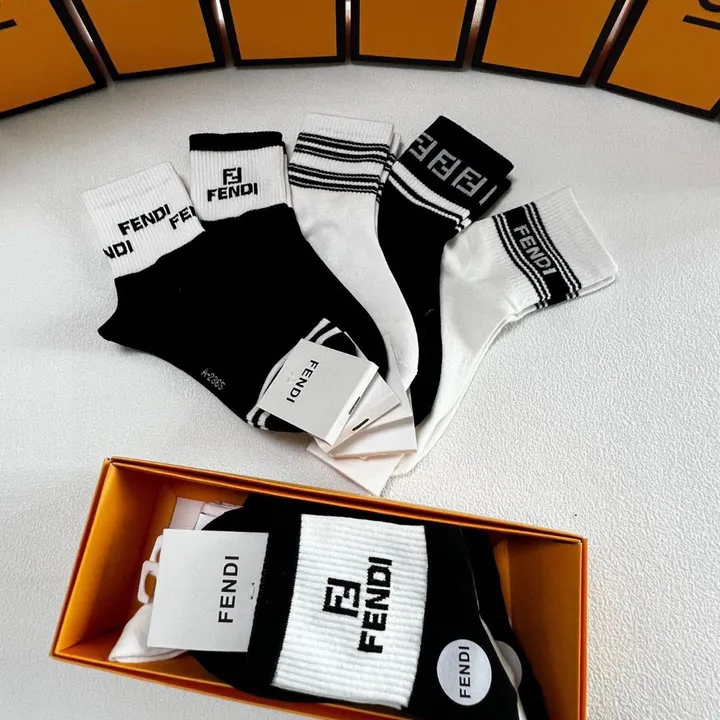 スーパーコピー フェンディ 靴下