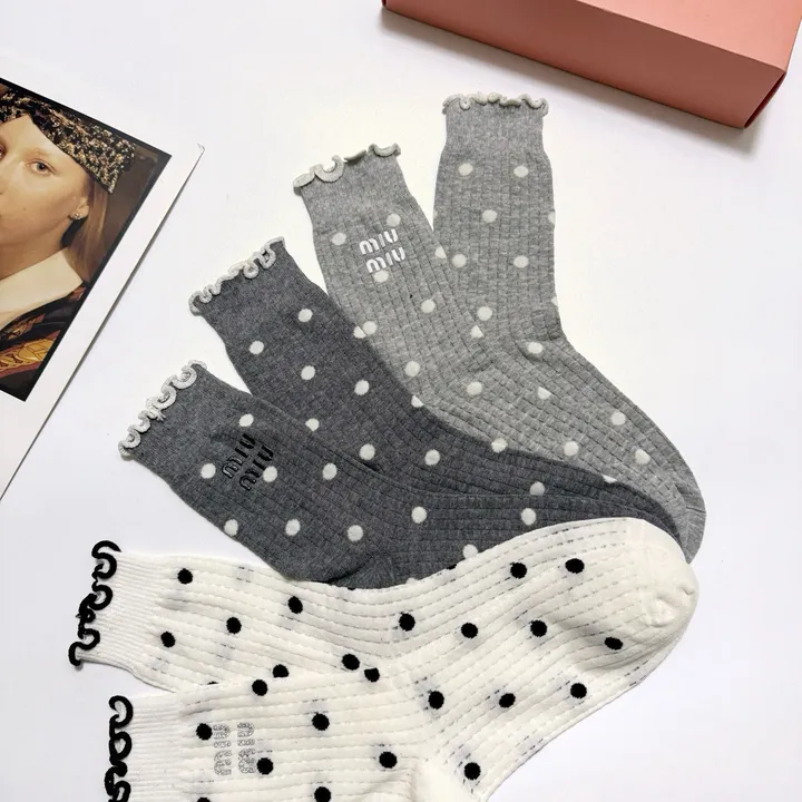 スーパーコピー ミュウミュウ 靴下