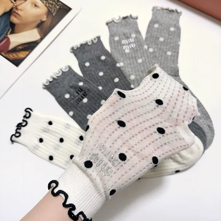 スーパーコピー ミュウミュウ 靴下