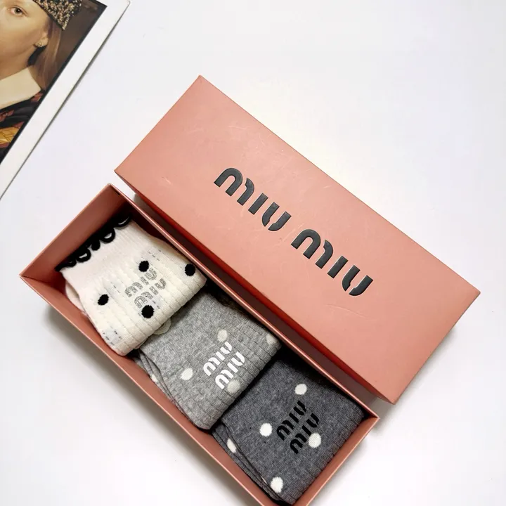 スーパーコピー ミュウミュウ 靴下