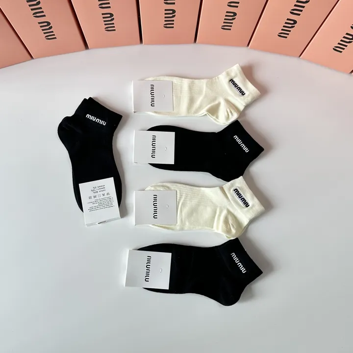 スーパーコピー ミュウミュウ 靴下