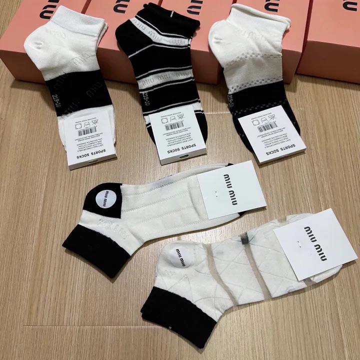 スーパーコピー ミュウミュウ 靴下