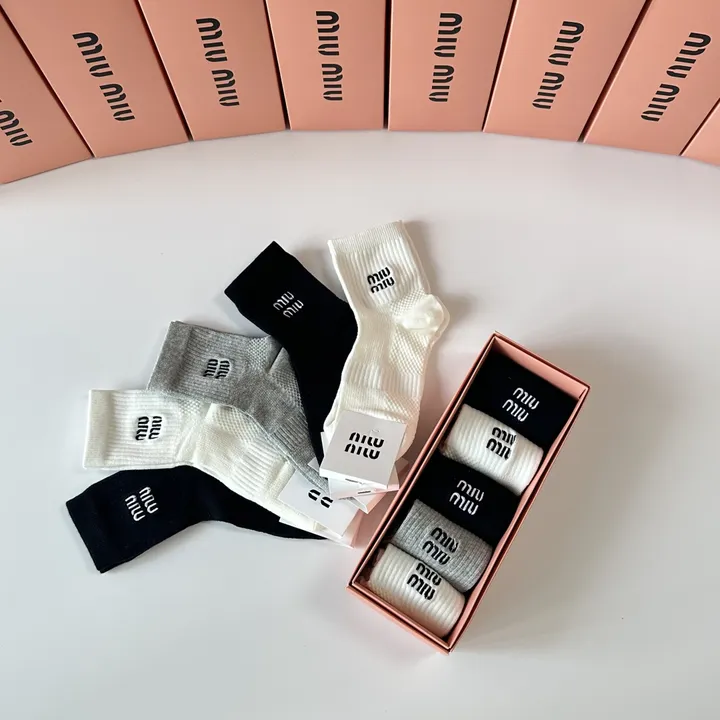 スーパーコピー ミュウミュウ 靴下