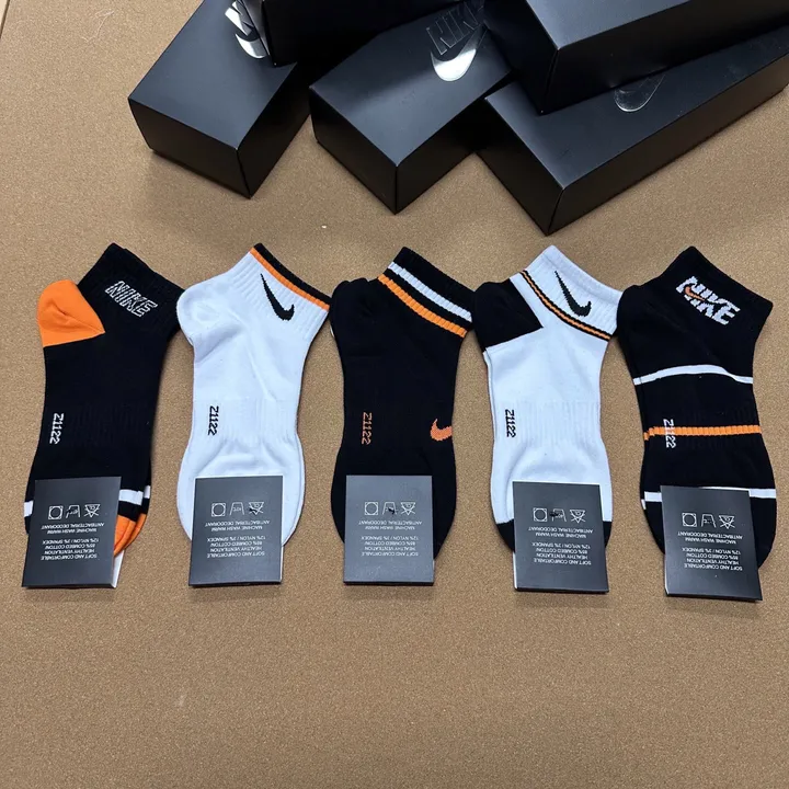 スーパーコピー ミュウミュウ 靴下