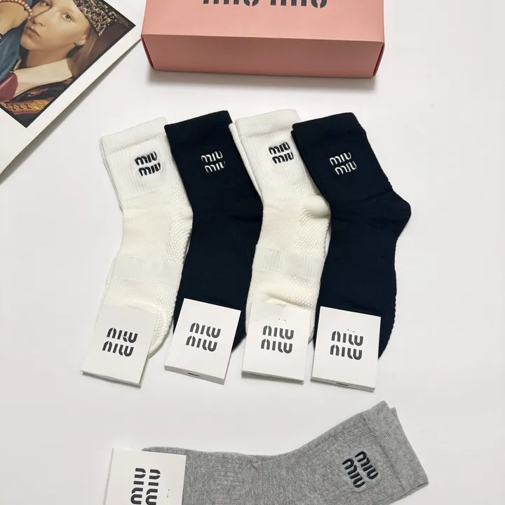 スーパーコピー ミュウミュウ 靴下