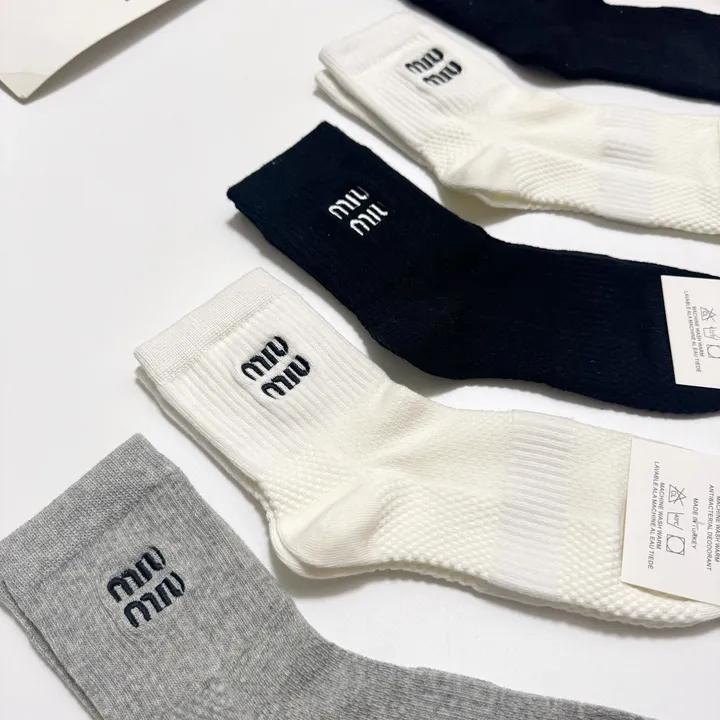 スーパーコピー ミュウミュウ 靴下