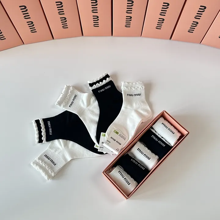 スーパーコピー ミュウミュウ 靴下