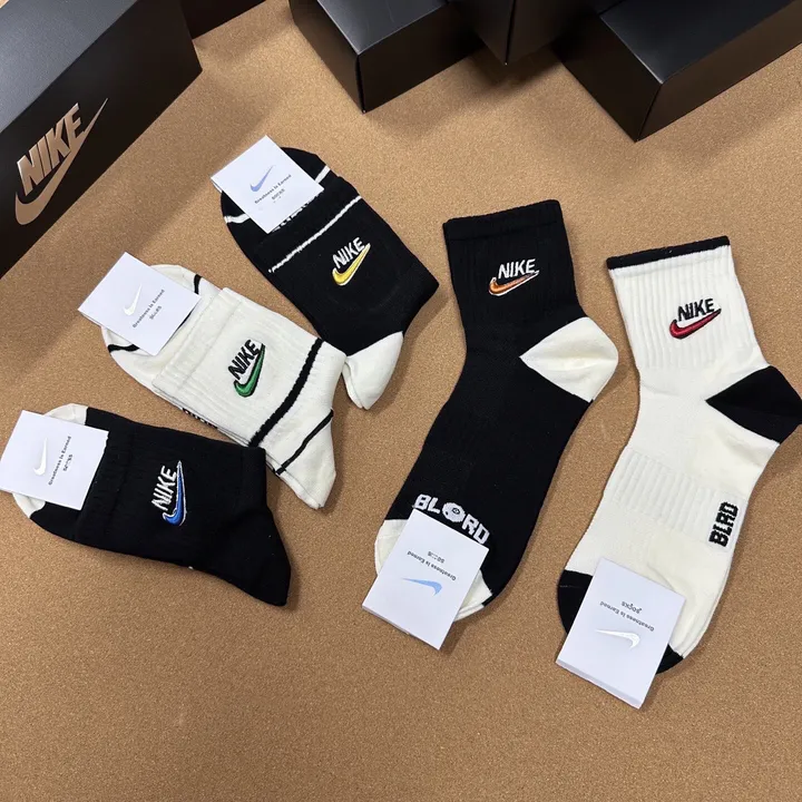 スーパーコピー ミュウミュウ 靴下