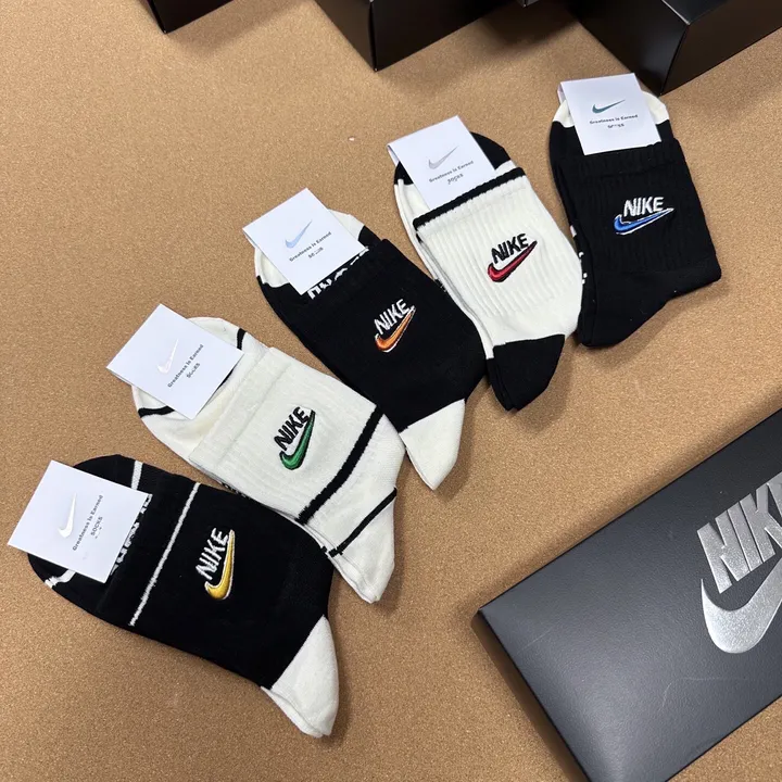 スーパーコピー ミュウミュウ 靴下