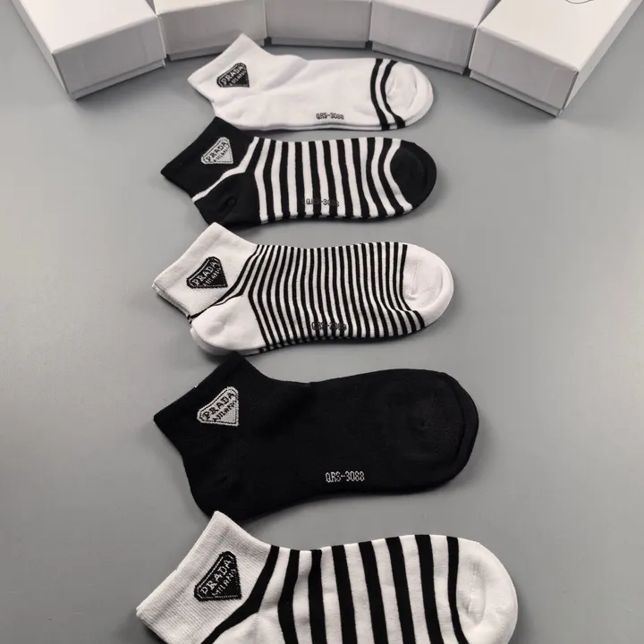 スーパーコピー プラダ 靴下