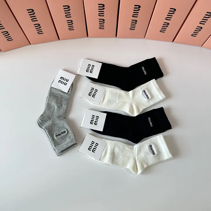 スーパーコピー ミュウミュウ 靴下