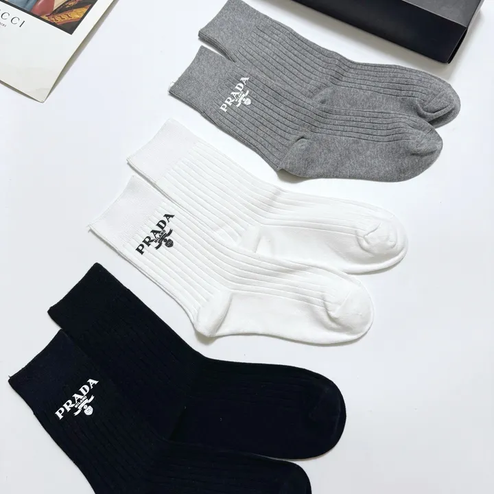 スーパーコピー プラダ 靴下