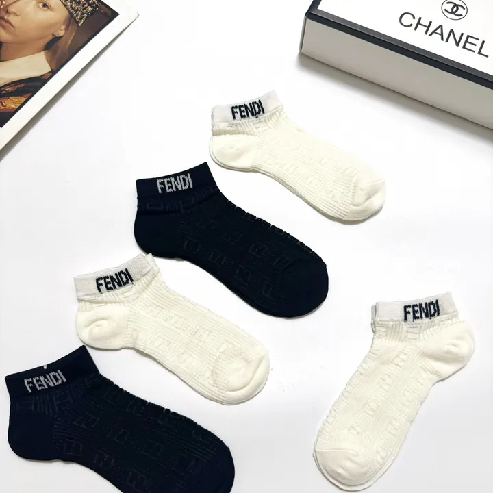 スーパーコピー ヴェルサーチ 靴下