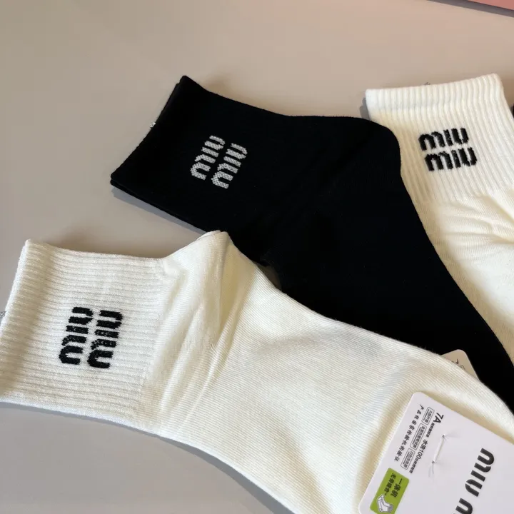 スーパーコピー ミュウミュウ 靴下