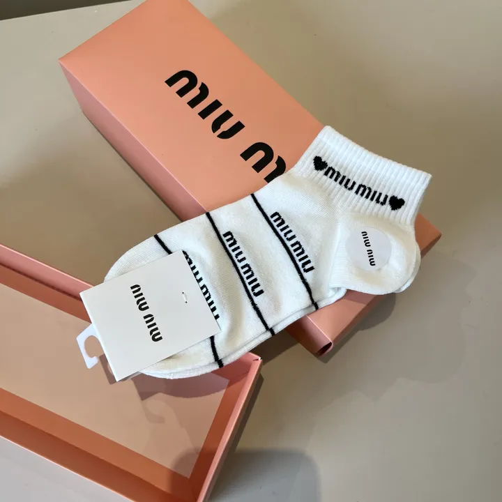 スーパーコピー ミュウミュウ 靴下