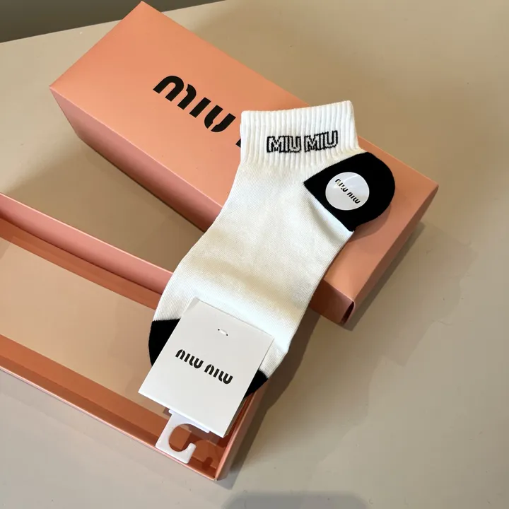 スーパーコピー ミュウミュウ 靴下