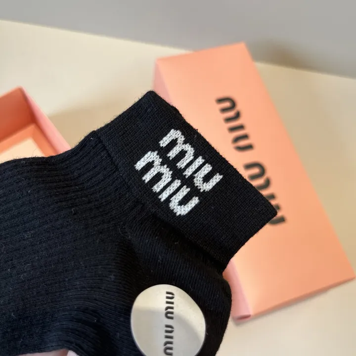 スーパーコピー ミュウミュウ 靴下