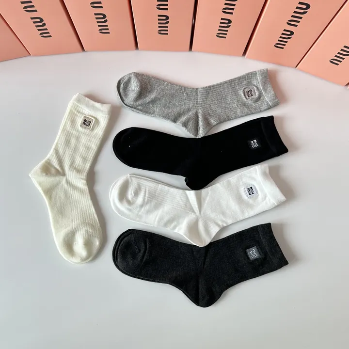 スーパーコピー ミュウミュウ 靴下