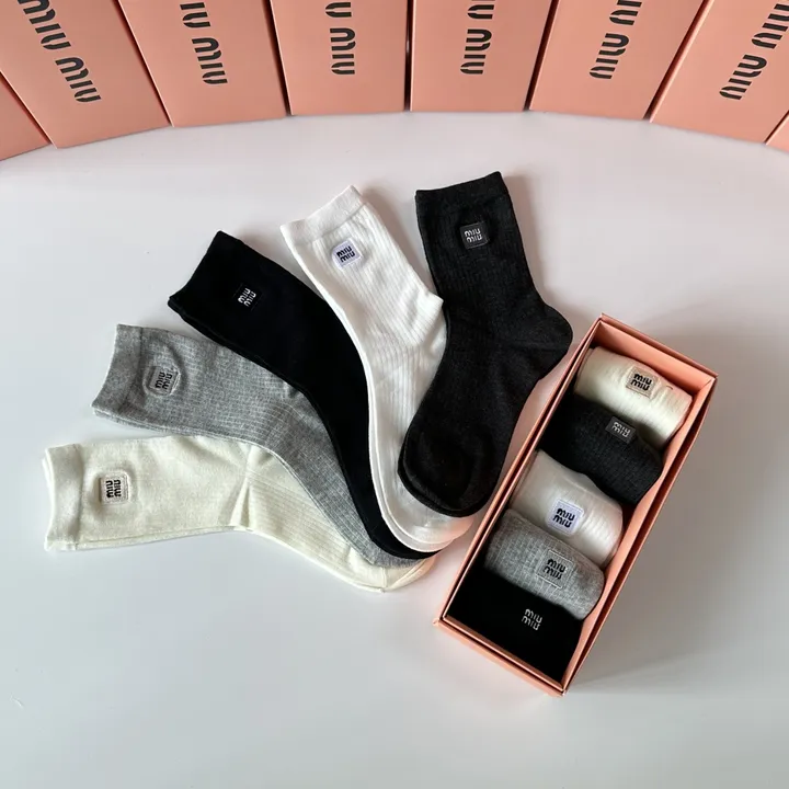 スーパーコピー ミュウミュウ 靴下