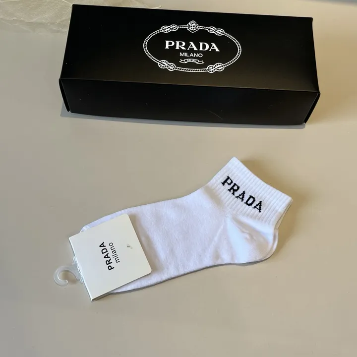スーパーコピー プラダ 靴下