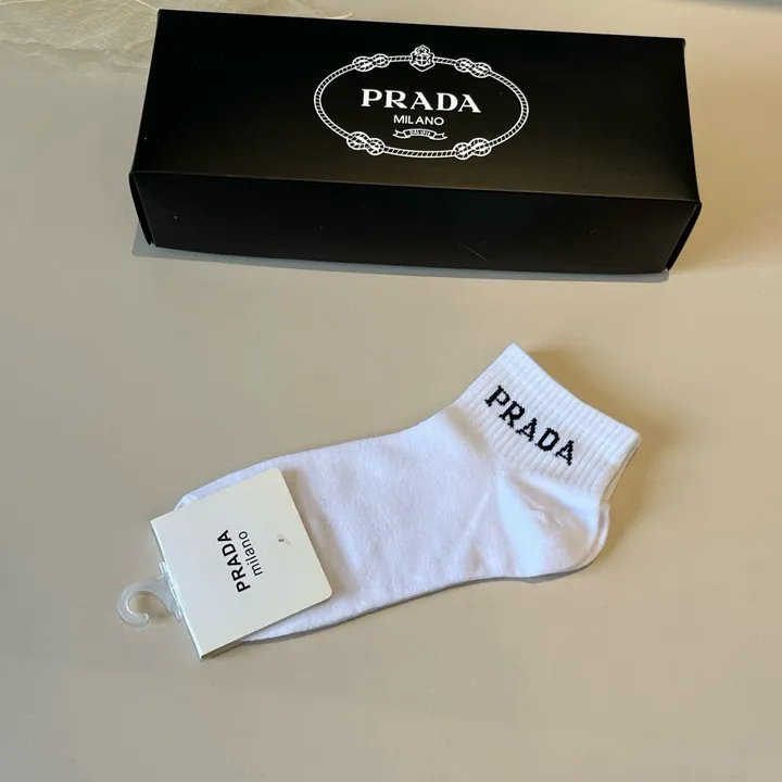 スーパーコピー プラダ 靴下