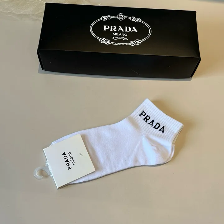スーパーコピー プラダ 靴下