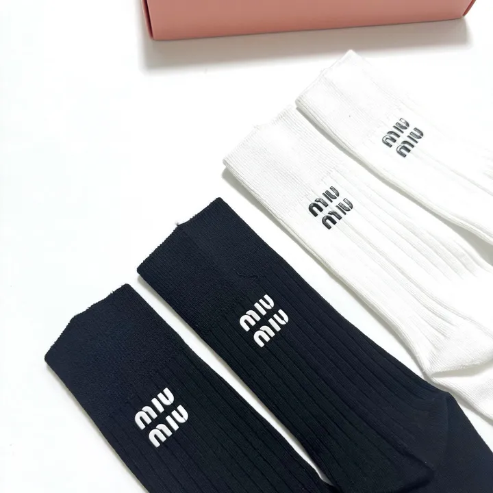 スーパーコピー ミュウミュウ 靴下