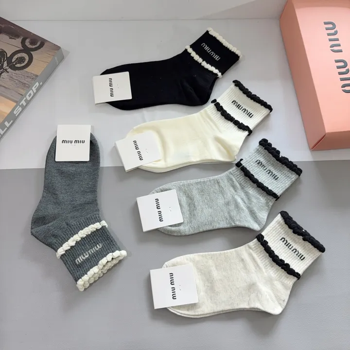 スーパーコピー ミュウミュウ 靴下