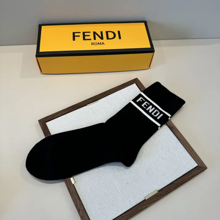 スーパーコピー ヴェルサーチ 靴下